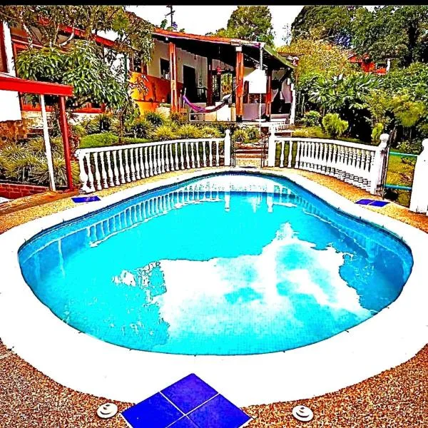 Rincón del colibrí/casa campestre/piscina/la vega, hotel in La Vega