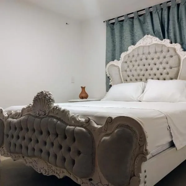 Habitación con cama queen y baño privado cerca del parque, hotel in La Ceja