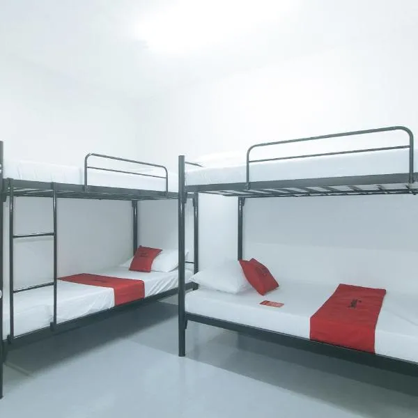 RedDoorz at Qhouzz near PUP, hotel a Manila