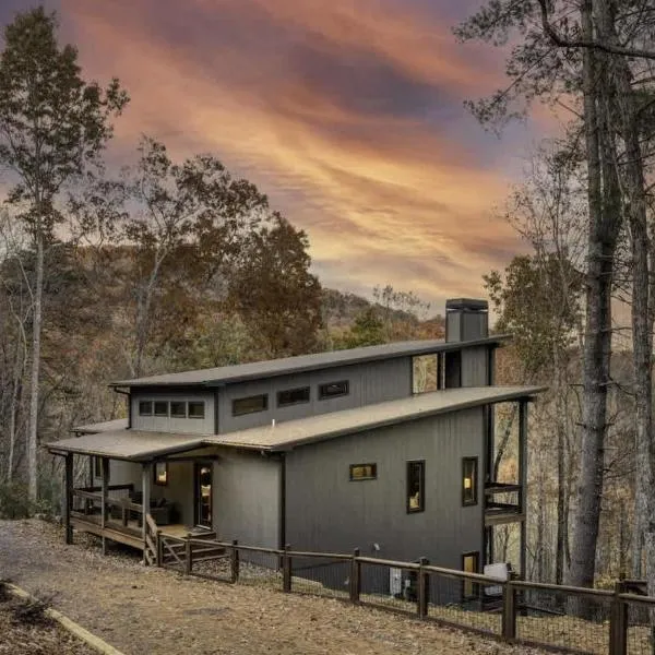 Modern Rustic Cabin with Sprawling Views and Hot Tub、ブルーリッジのホテル