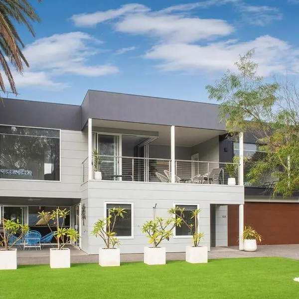 Fantasea- Newly built modern home、バッセルトンのホテル
