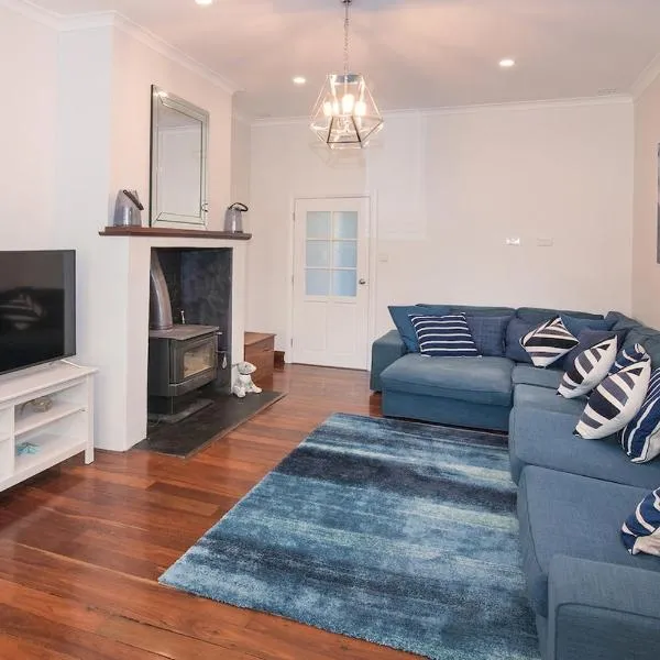 All Decked Out- WIFI, AC in bedrooms, Fireplace, hótel í Busselton