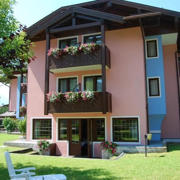 Hotel Quadrifoglio, hotel v destinaci Pelugo