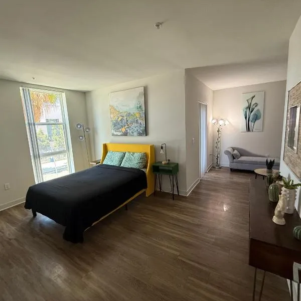 Large 2BR w balcony - DTLA!!