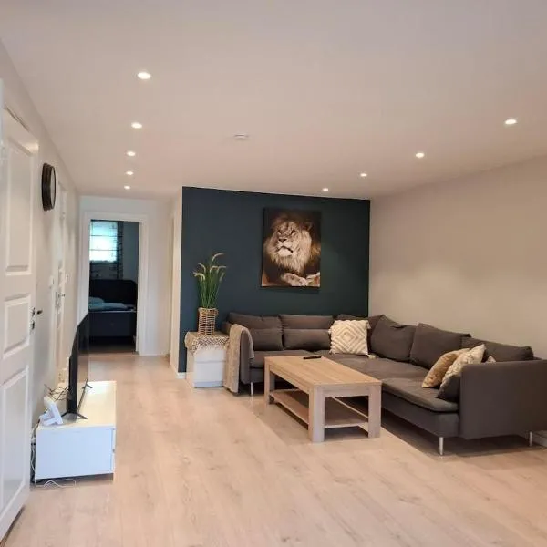 Central apartment with 2 bedrooms and free parking, hotel din Jessheim