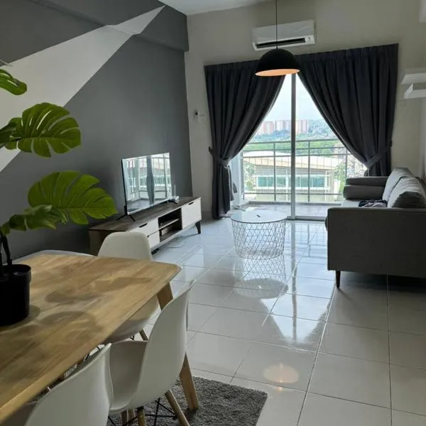 Damai Vacation Stay 7 pax 3 Free Parking, hotel in Shah Alam
