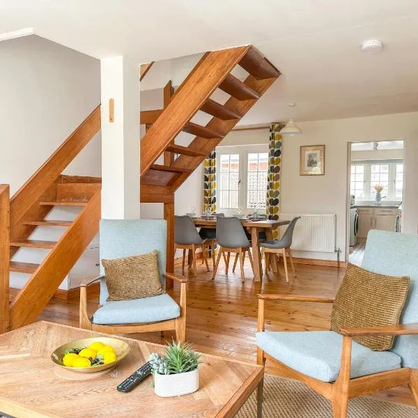 Canterbury Oasis - Modern 2-Bed Home with FREE Parking, hotel i Canterbury