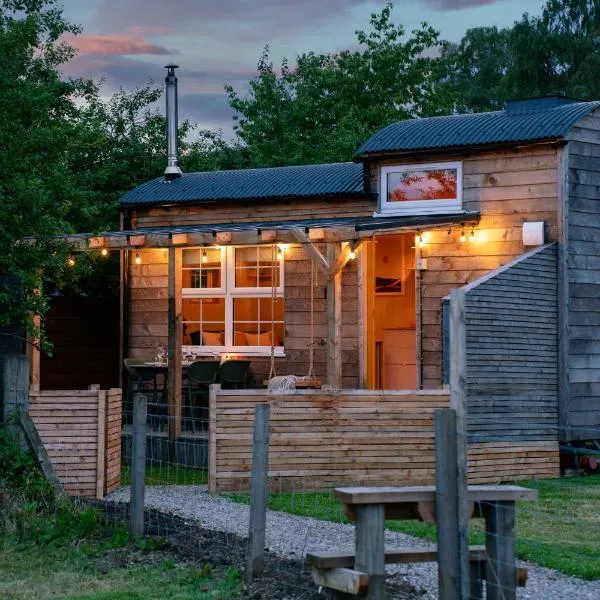 Ailsa- Enchanting Tiny House with wood burner and hot tub in Cairngorms, hotel v destinaci Ballater
