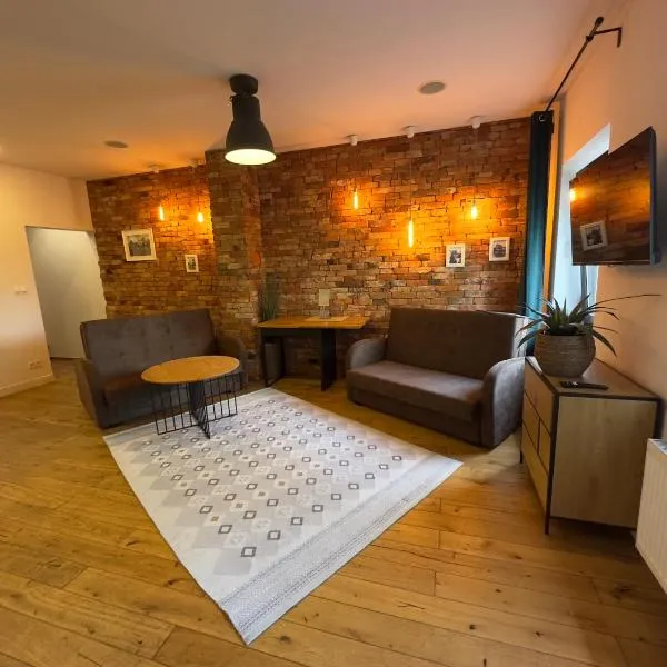Apartament w centrum na starówce, pokój dzienny z aneksem kuchennym, sypialnia z podwójnym łóżkiem, piękna weranda, TV Smart, Wi-Fi, parking, FV, self check in 24H, Taras, Ogród nad rzeką, w sąsiedztwie restauracja , imprezy i usługi escort zakazane, hotel in Starogard Gdański