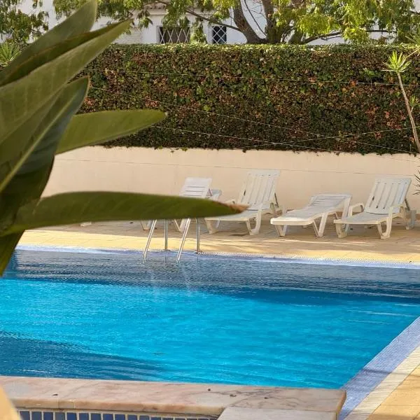Cozy 1Bdr Flat w Pool in Vilamoura by Lovelystay、クアルテイラのホテル