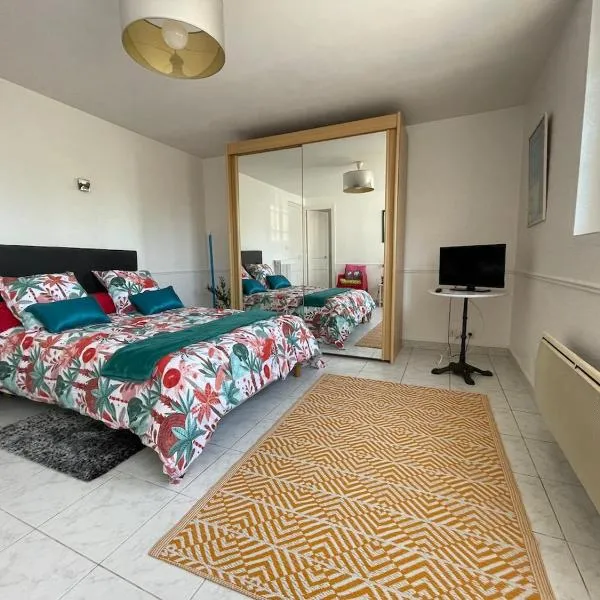 Cosy one bedroom flat with terrace, hotel in Saint-Lunaire