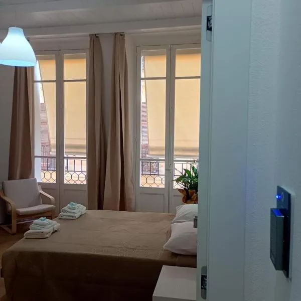 WHITE MOON CAGLIARI via Dettori 5 Centro、カリアリのホテル