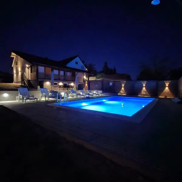 Natura Lux Holiday House with Pool and Jacuzzi, hotel i Veliko Trojstvo