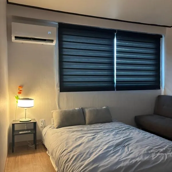 A spacious two-room accommodation near Gangnam, hotel v Soule