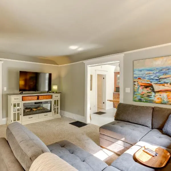 Home Close to Downtown Frankfort, Walk to Beach!, hotel a Frankfort