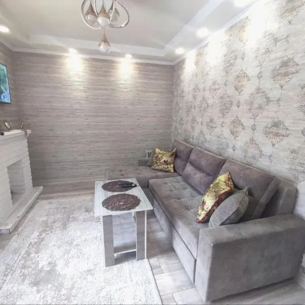 Комфортный дом до 4х человек. Есть парковка на 2 машины, Wi-Fi, TV., hotel in Bishkek