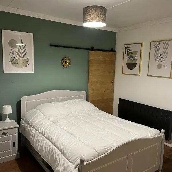 Maison de village, hotel in Saint-Jean-sur-Mayenne