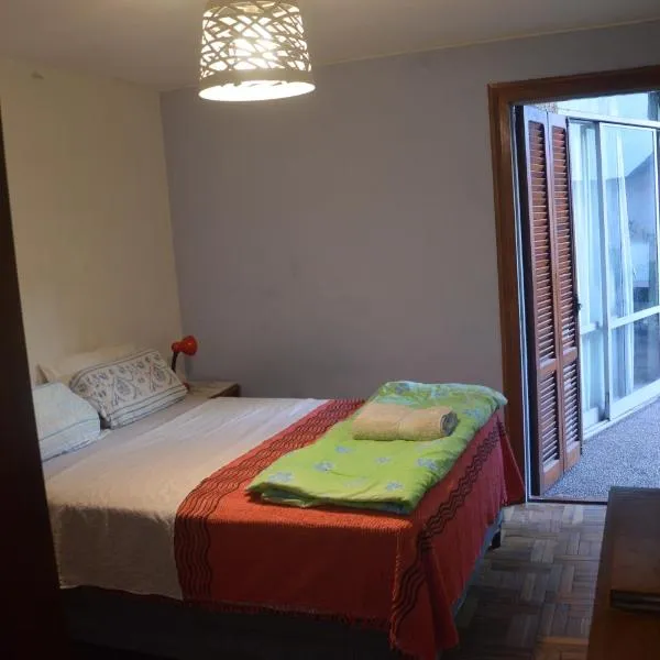 Habitación "Norte" con baño privado al fondo - 3B, hotel em Salto