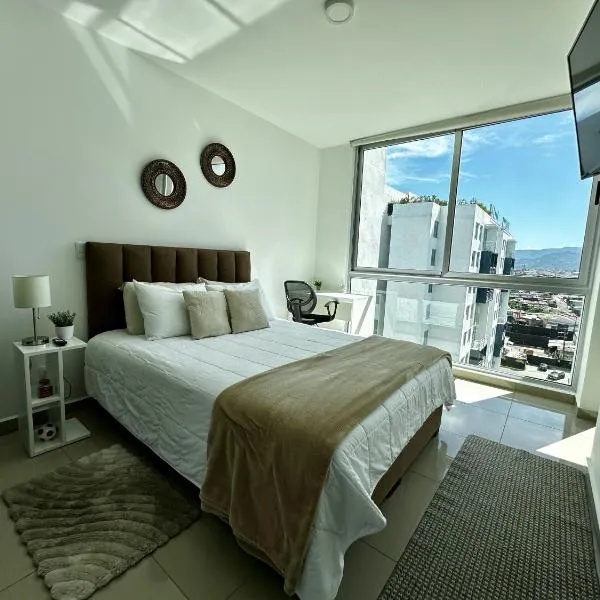 Luxury 12th Floor Apartment with Views - Downtown San Jose Pool and Gym, hotel en San José