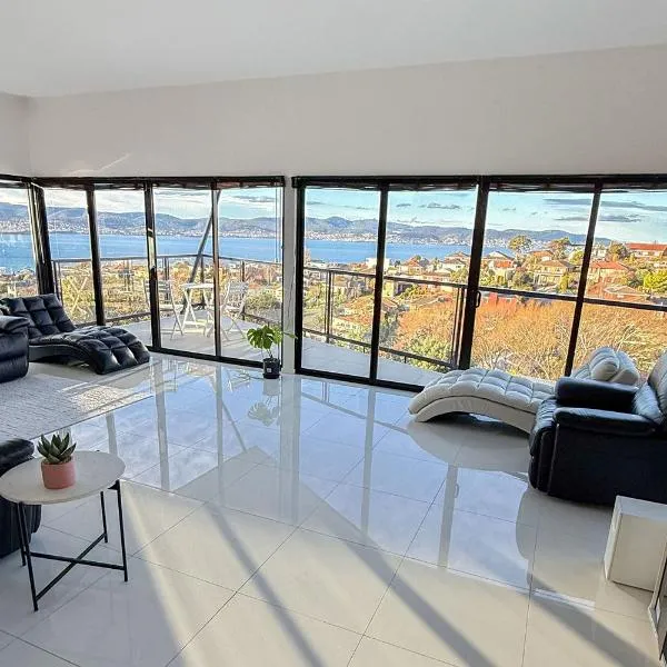5 bed 3 bath Sandy Bay Retreat with Panoramic Sea Views, hotel u Hobartu