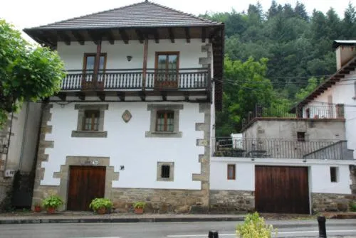 Casa Rural Janet, hotel in Izalzu