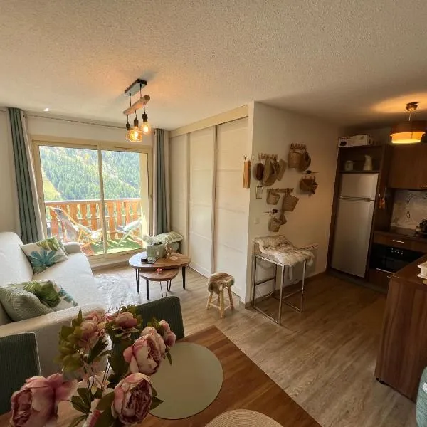 Luxueux appartement au centre, 2 chambres, commerces et pistes à pieds, vue panoramique terrasse ensoleillée, parking, prestations haute qualité, hotel in Isola