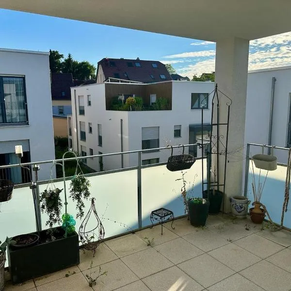 Bright city apartment with a terrace, khách sạn ở Reutlingen