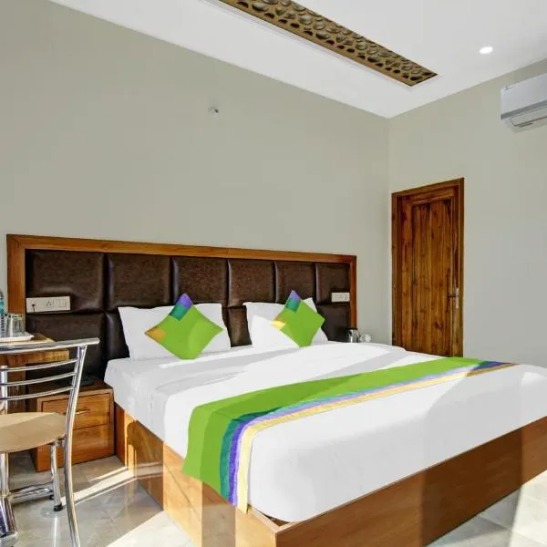 Hotel Royal Salute Near Paras Downtown Square Mall Chandigarh Zirakpur, hotel in Zirakpur