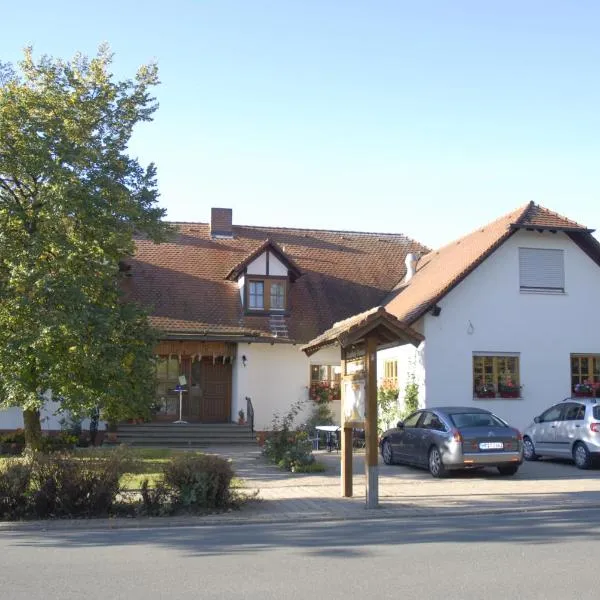 Gasthaus-Pension Hofmann, hotel en Flachslanden