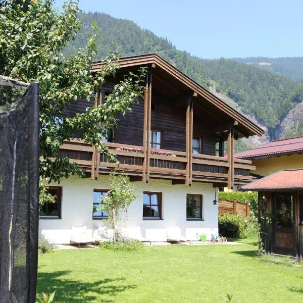 Quaint Mansion near ski bus in Goldegg, khách sạn ở Goldegg