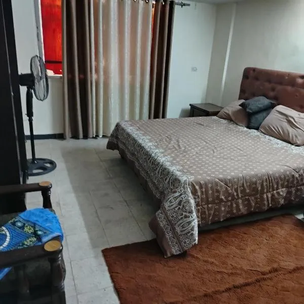 شقة الراحة والسعادة economic comfortable flat first floor, hotel in Amman