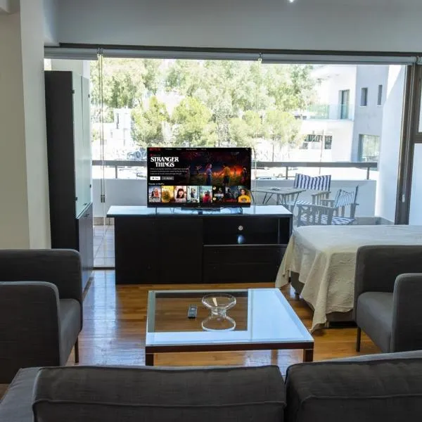 Cosy & Bright European Uni Apt, hotel en Strovolos