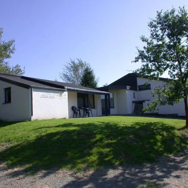 Sunny Cottage with Pool, hotel in Purnode