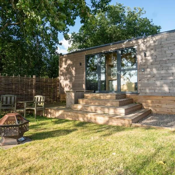 Beautiful cabins in Herefordshire countryside, hotel in Hereford