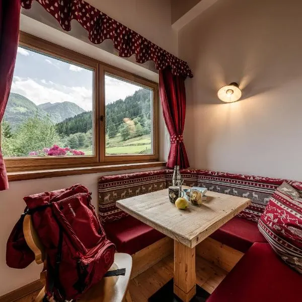 Hotel Chalet Alpenrose Bio Wellness Naturaktivhotel, hotel in Cogolo