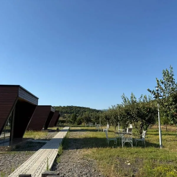Shtegu I Gjelber- Wood Rooms, hotel in Shtiqën
