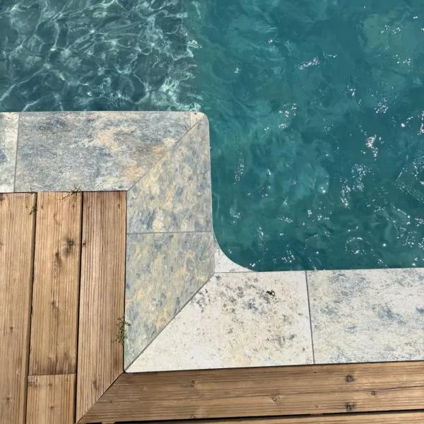 Villa avec piscine privée entre terre, ville et mer, Hotel in Sauvian