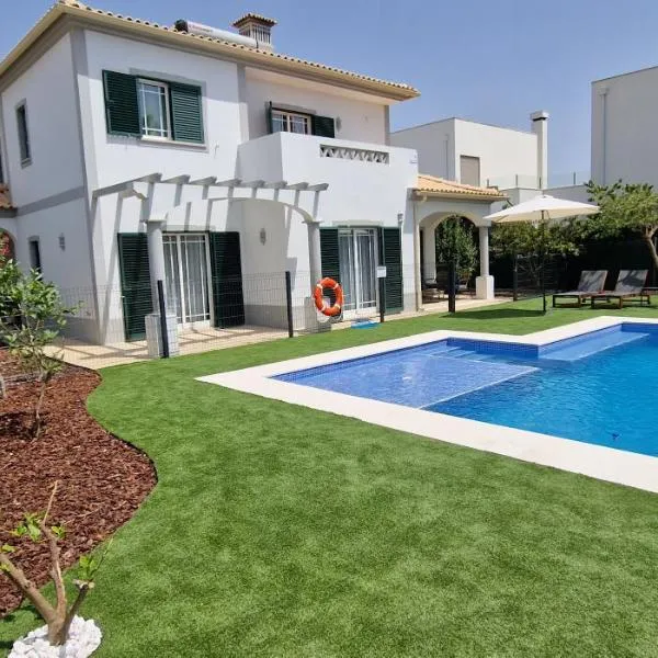 Villa Pretty Stunning House with Garden and Private Swimming Pool, Hotel in Almancil