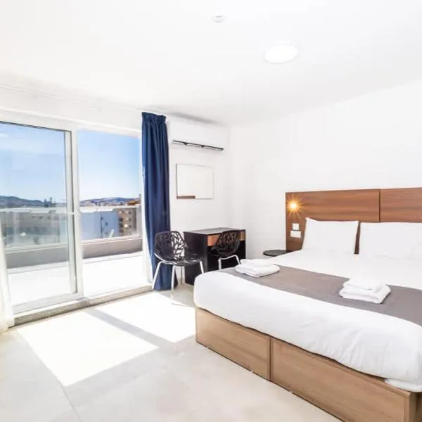 Bright Penthouse with Terrace - by HostMT, ξενοδοχείο σε St Paul's Bay