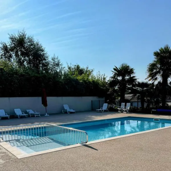 Chalet tout confort avec piscine chauffée, à 5 min des plages du Finistère Sud, hotell sihtkohas Pont-lʼAbbé