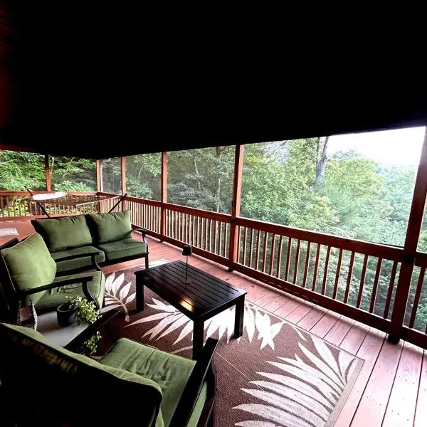 Peaceful Lake Lure Cabin, Hot Tub, Huge Screened Porch, Private Beach, Hotel in Lake Lure