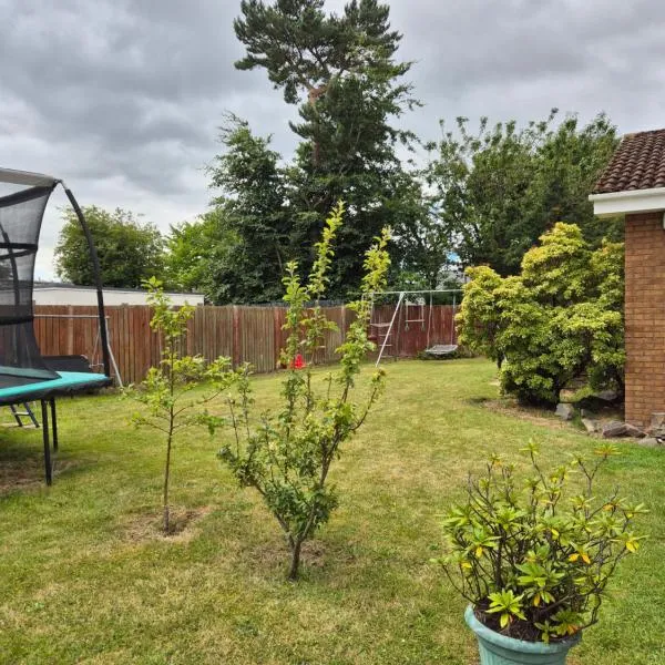 Spacious Three Bedroom Detached Bungalow in Dundee with large Gardens, hotel en Dundee