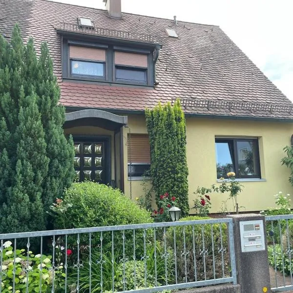 Spacious 3BR House with 2 Parking Spaces & Garden, hotel v Norimbergu