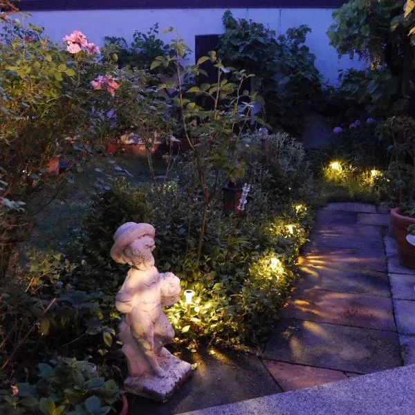 Charming, bright family home with conservatory, hotel in Nürnberg