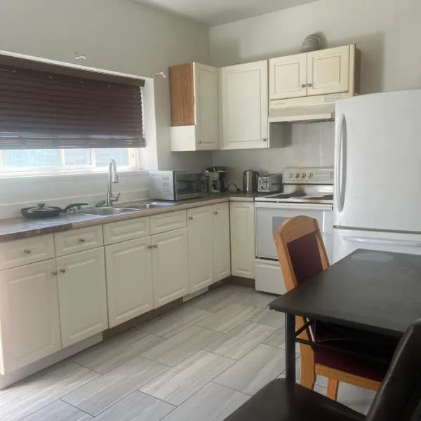 three bedroom two bathroom garden suite, Hotel in Victoria