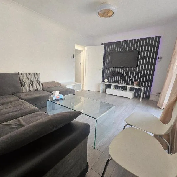 Comfy Apartment Near Shops & Station, hotel in Slough