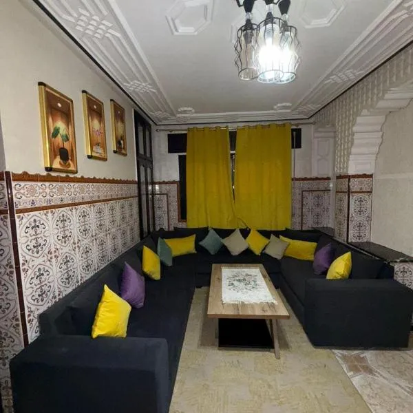 شقة كبيرة فيها 3 غرف و صالون مطبخ حمام و في شارع راقي في طنجة دار تونسي, hotel in Tangier