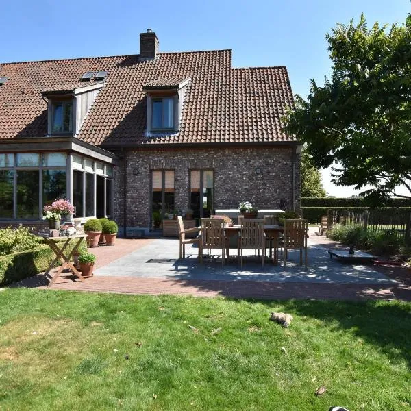 Mansion Den Ast with jacuzzi and garden, hotel en Lichtervelde
