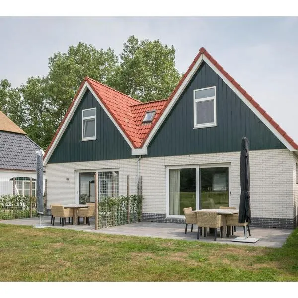 Bungalow on Texel with a spacious terrace, hotel in De Cocksdorp