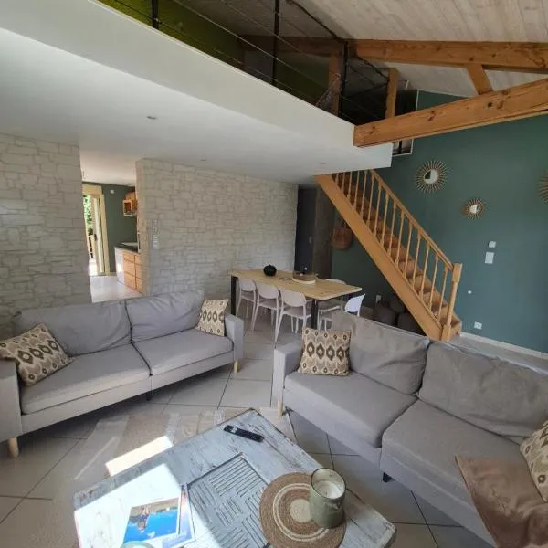 Maison de Gare, 8 personnes, 20 min PUY du F, hotel in Mouchamps